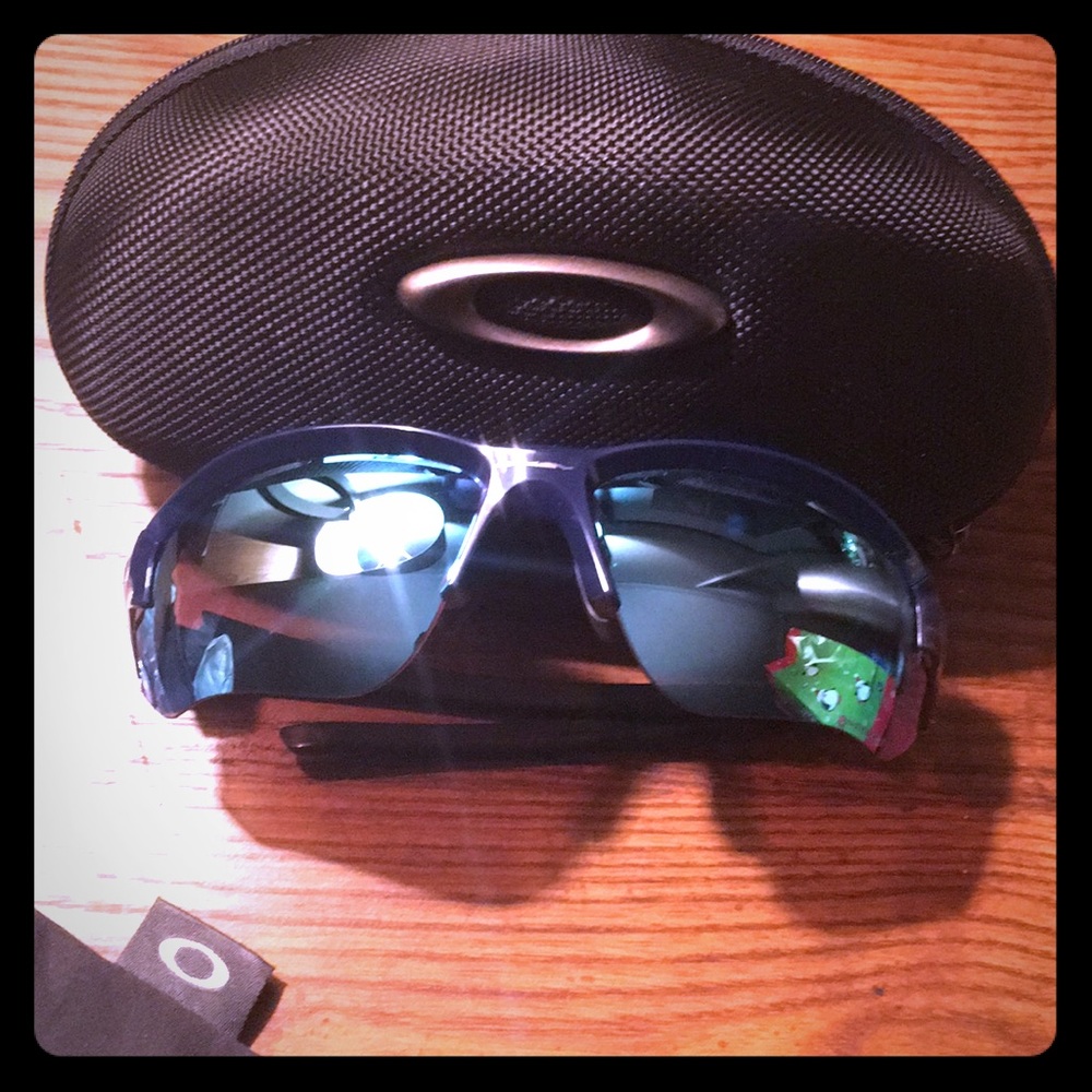 Brand new pair of Oakley sunglass package